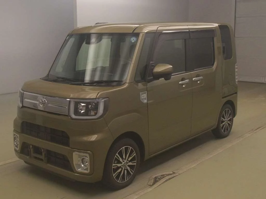 Toyota Pixis Mega LA700A 2022
